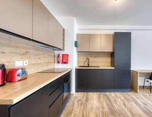 Wasserkocher mit Kaffee-/Teezubehör, Kühlschrank, Mikrowelle, Ofen
