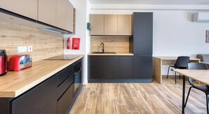 Wasserkocher mit Kaffee-/Teezubehör, Kühlschrank, Mikrowelle, Ofen