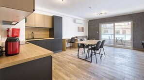 Wasserkocher mit Kaffee-/Teezubehör, Kühlschrank, Mikrowelle, Ofen