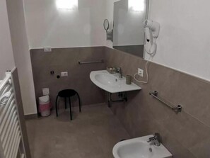 Dutxa, assecador de cabells, bidet i tovalloles 