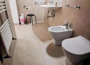 Dutxa, assecador de cabells, bidet i tovalloles 