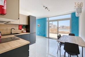 Wasserkocher mit Kaffee-/Teezubehör, Kühlschrank, Mikrowelle, Ofen