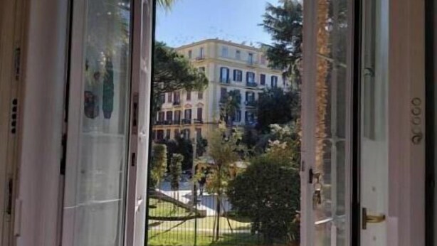 Interior - Dopica Suite LT: Triple Room with Private Bathroom (Napoli)