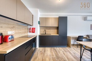 Wasserkocher mit Kaffee-/Teezubehör, Kühlschrank, Mikrowelle, Ofen