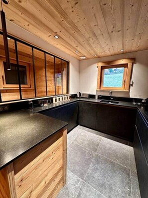 Coffee/tea maker, fridge, microwave, oven - Ma Biche: a beautiful chalet with a lake view and a Nordic hot tub! (Gérardmer)