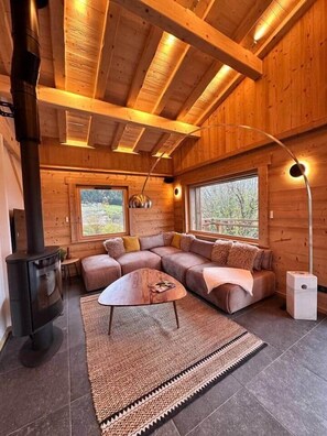 TV, fireplace, books - Ma Biche: a beautiful chalet with a lake view and a Nordic hot tub! (Gérardmer)