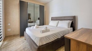 Desk, iron/ironing board, travel cot, WiFi - Stylish & Modern 1BR home in Guardamangia w/WIFI (Tal-Pietà)