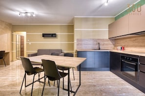 Wasserkocher mit Kaffee-/Teezubehör, Kühlschrank, Mikrowelle, Ofen
