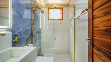 Nhà gỗ Deluxe | Phòng tắm | Buồng tắm vòi sen, máy sấy tóc, khăn tắm, xà phòng