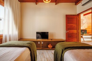 In-room safe, laptop workspace, blackout curtains, iron/ironing board - Pousada Recanto dos Chalés (Caiçara)