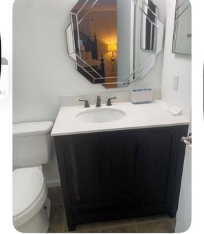 Hair dryer, towels, soap, toilet paper - Charming 2-bedroom house with AC in nice Deltona neighborhood. Privacy! (Deltona)
