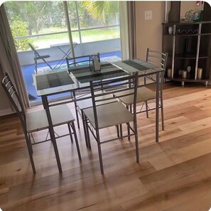 Dining - Charming 2-bedroom house with AC in nice Deltona neighborhood. Privacy! (Deltona)