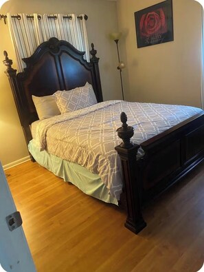 WiFi, bed sheets - Charming 2-bedroom house with AC in nice Deltona neighborhood. Privacy! (Deltona)