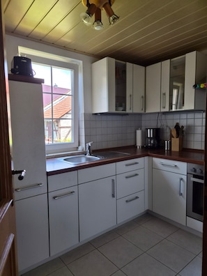 Wasserkocher mit Kaffee-/Teezubehör, Kühlschrank, Mikrowelle, Ofen