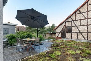 Outdoor dining - Holiday Apartment with Large Terrace and Green Views (Gumperda)