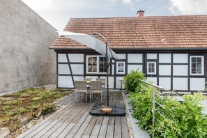 Outdoor dining - Holiday Apartment with Large Terrace and Green Views (Gumperda)