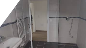 Dusche, Haartrockner, Handtücher