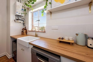 Wasserkocher mit Kaffee-/Teezubehör, Kühlschrank, Mikrowelle, Ofen