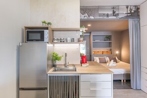Wasserkocher mit Kaffee-/Teezubehör, Kühlschrank, Mikrowelle