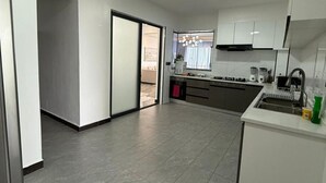 Căn hộ phong cách cổ điển, ban công, quang cảnh thành phố | Bếp riêng | Dụng cụ pha cà phê/trà, lò vi sóng, lò nướng, bếp nấu 