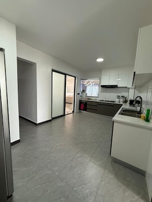 Apartament clàssic, balcó, vistes a la ciutat | Cuina privada | Cafetera i tetera, microones, forn i placa de cuina 