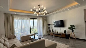 Căn hộ phong cách cổ điển, ban công, quang cảnh thành phố | Khu phòng khách | Smart TV, Netflix, các kênh phim chiếu ra mắt, dịch vụ stream 