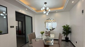 Căn hộ phong cách cổ điển, ban công, quang cảnh thành phố | Khu ăn uống