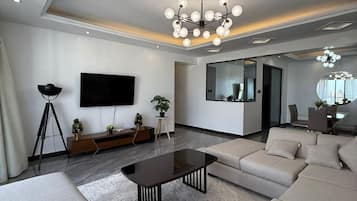 Appartement classique, balcon, vue sur la ville | Aire de séjour | Téléviseur connecté de 55 po avec télévision par câble, Netflix