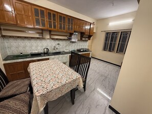 Private kitchen - Eden Gardens Home Stay (Coimbatore)