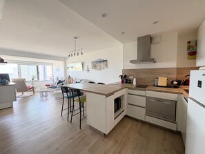 Kühlschrank, Mikrowelle, Herdplatte, Geschirrspüler