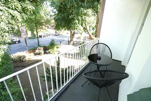Comfort Double Room, Balcony, Garden View | Outdoor dining - Hotel Villa Nord (Hamburg)