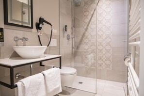 Shower, hair dryer, towels, soap - Hotel Villa Nord (Hamburg)