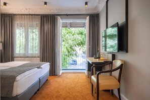 Comfort Double Room, Balcony, Garden View | Free minibar, desk, laptop workspace, soundproofing - Hotel Villa Nord (Hamburg)