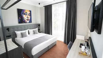 Chambre Double Standard, vue cour intérieure | Articles gratuits dans le mini-bar, bureau