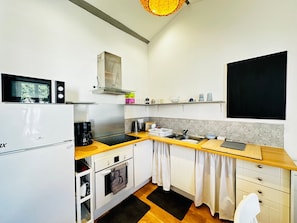 Wasserkocher mit Kaffee-/Teezubehör, Kühlschrank, Mikrowelle, Ofen