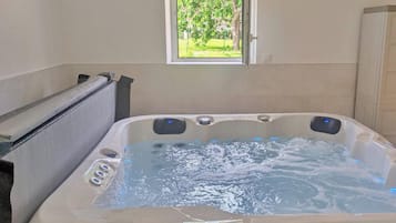 Bain à remous intérieur