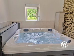 Indoor spa tub