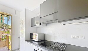 Fridge, microwave, oven, stovetop - Spacious apartment - 4 guests, sea-facing (Roquebrune-Cap-Martin)