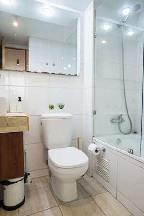 Appartement Familial, balcon, vue ville | Salle de bain