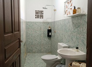 Dusche, Haartrockner, Handtücher, Toilettenpapier