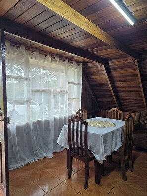 Chalet, 3 slaapkamers, roken | Dineren