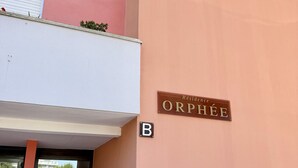 A building entrance with a sign reading 'Résidence ORPHÈE' and a letter 'B' indicating the entrance. - 19 STUDIO CLIM VUE MER (Sète)
