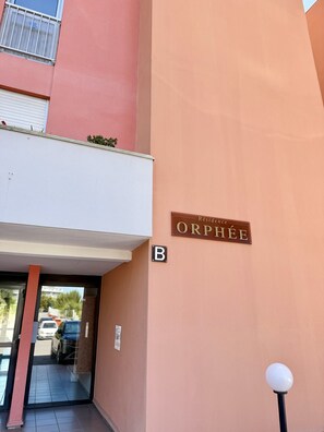 A building entrance with a sign reading 'Résidence ORPHÈE' and a letter 'B' indicating the entrance. - 19 STUDIO CLIM VUE MER (Sète)