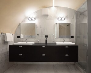 One Bedroom Comfort Apt with sofa bed | Bathroom - Limehome Rome Trastevere (Roma)