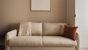 One Bedroom Apartment with terrace | Opholdsområde | 50-tommers fladskærms-tv med kabelkanaler