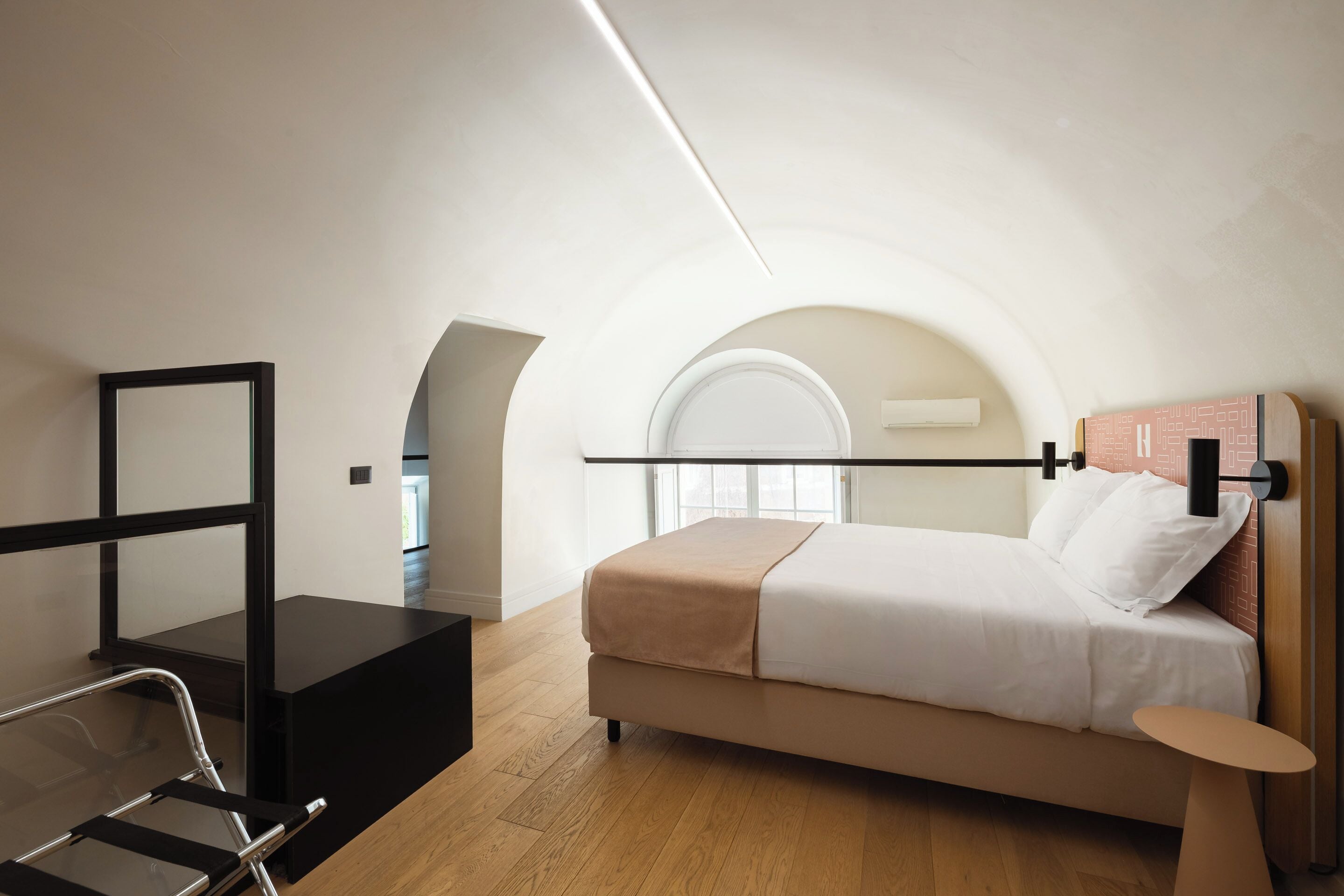 Ein modernes Schlafzimmer mit einem Bett, einem Schreibtisch und einem Stuhl.