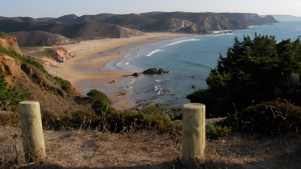 A coastal landscape with a sandy beach, rocky cliffs, and a clear sky. - Holiday Home 'Beach House - Carrapateira' with Wi-Fi (Vila do Bispo)