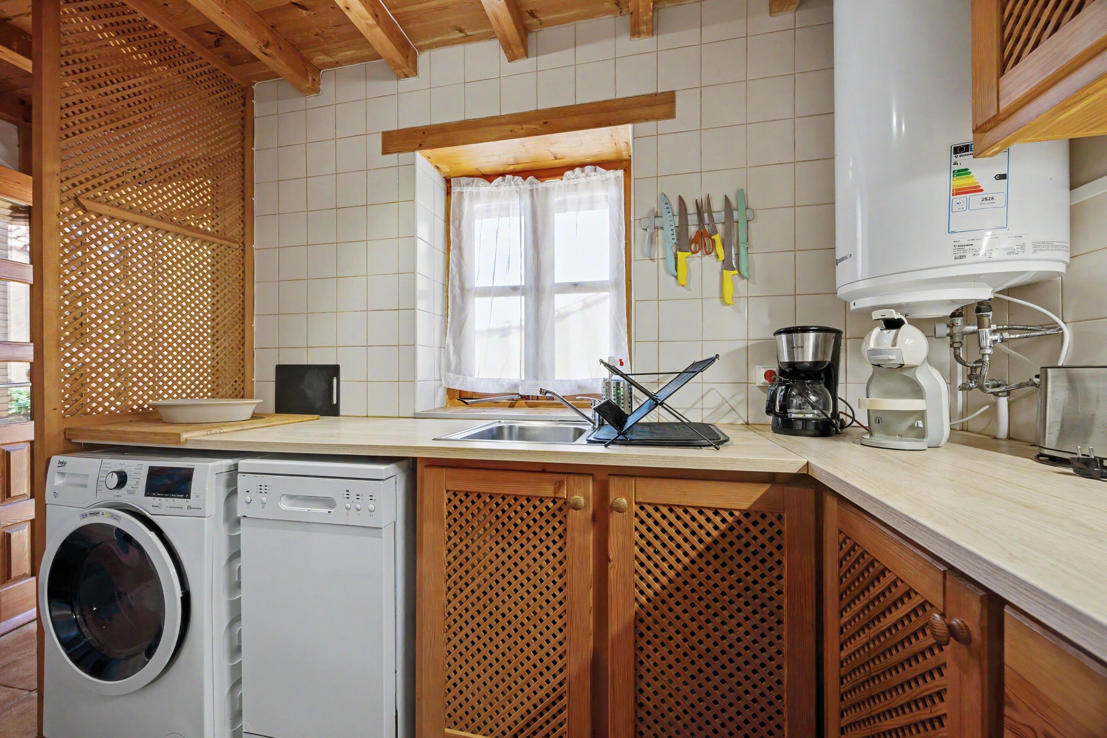 Wasserkocher mit Kaffee-/Teezubehör, Kühlschrank, Mikrowelle, Herdplatte