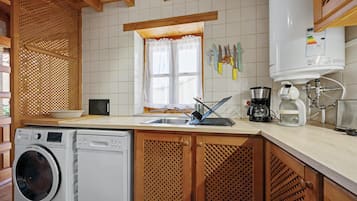 Wasserkocher mit Kaffee-/Teezubehör, Kühlschrank, Mikrowelle, Herdplatte