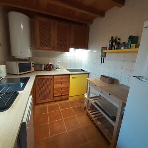 Private kitchen - Holiday Home 'Beach House - Carrapateira' with Wi-Fi (Vila do Bispo)